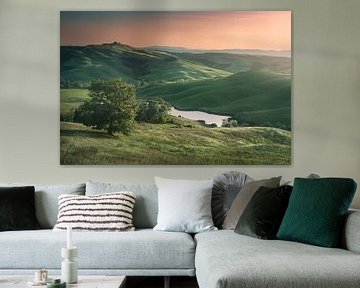 Klein meer in de heuvels van de Crete Senesi bij zonsondergang. Toscane, van Stefano Orazzini