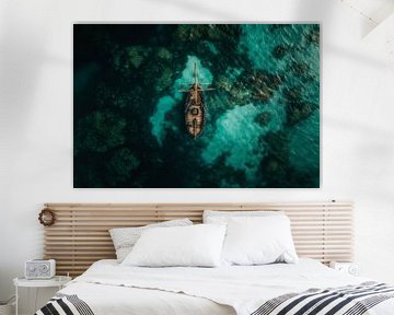 Luchtopname van een piratenschip uit het verleden in een blauwe zee van Digitale Schilderijen