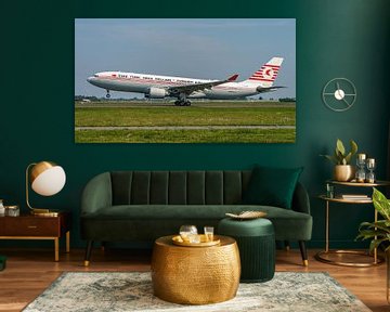 Opstijgende Airbus A330-200 van Turkish Airlines. van Jaap van den Berg