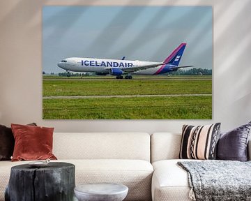 Take-off Icelandair Boeing 767-300. van Jaap van den Berg