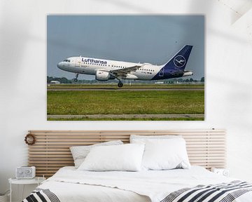 Opstijgende Lufthansa Airbus A319-100. van Jaap van den Berg