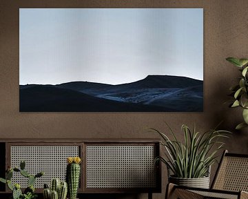 Silhouette eines dunklen Gebirgszugs im Dämmerlicht