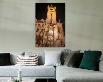 De klok van het stadhuis van Praag bij nacht van t.ART