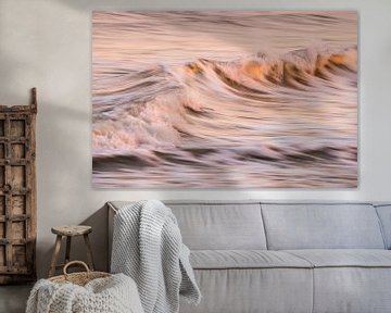 Moving on (zonlicht op een overslaande golf met fraaie pastelkleuren en veel beweging) van Birgitte Bergman