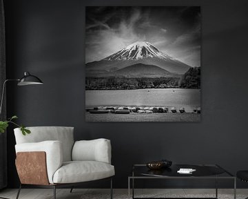 Idyllisch meer Shoji met de majestueuze berg Fuji | monochroom van Melanie Viola