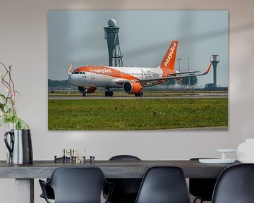 Vertrekkende easyJet Europe Airbus A320neo. van Jaap van den Berg
