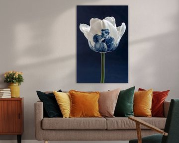 Delfts Blauwe Tulp Met Zoenend Echtpaar van Studio Ypie