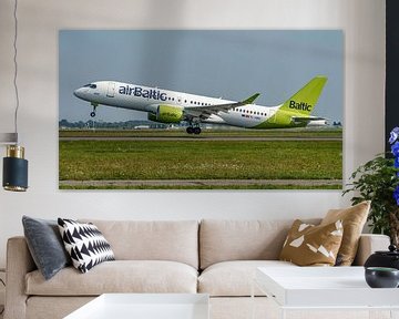 Vertrekkende AirBaltic Airbus A220-300. van Jaap van den Berg