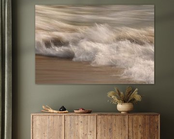 An incoming wave by Ronald Pol