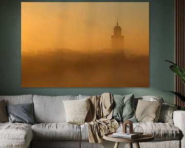 Toren van Lebuïnuskerk Deventer in de mist van Ronald Pol