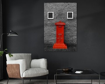 Boîte aux lettres rouge contre le mur en noir et blanc sur Yvonne Smits