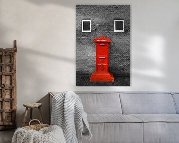 Roter Briefkasten Wand in schwarz weiß von Yvonne Smits