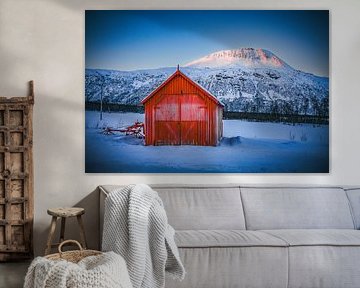 Betoverend Landschap van Breivikeidet nabij Tromsø: Wanddecoratie met Schuur en Bergen van Eriks Photoshop