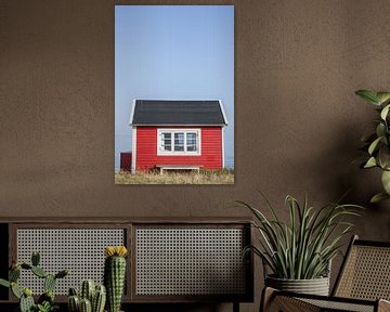 Rood strandhuisje Æro Denemarken van Sander Groenendijk