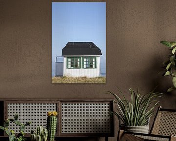 Wit strandhuisje Æro Denemarken van Sander Groenendijk