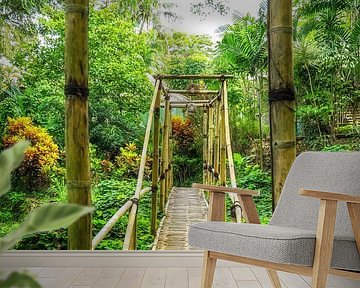 Bambusbrücke in einem tropischen Garten