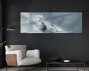 Minimalist still life vase with flower in grey-blue hue panorama by Digitale Schilderijen