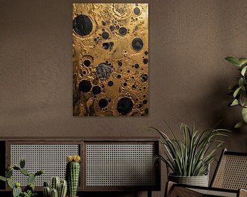 abstracte compositie met een rijk gouden oppervlak dat versierd is met cirkelvormige zwarte accenten en texturen van Digitale Schilderijen