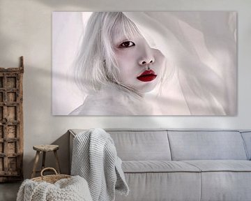 Albino model met rode lippenstift achter witte stof van Frank Heinz