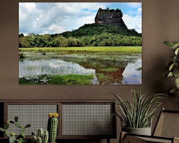 De ruïnes van Sigiriya weerspiegeld in de vijver van Frank Photos