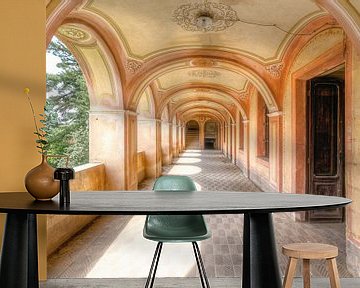 Zarte und warme Farben - Verlassene Villa in Italien. von Roman Robroek – Fotos verlassener Gebäude