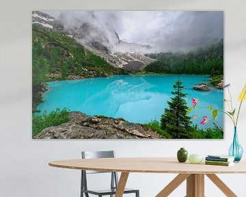 Lago di Sorapis in de Dolomieten met mist en wolken