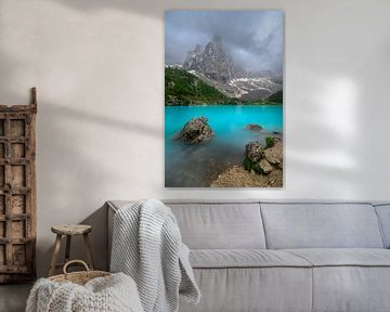 Lago di Sorapis in de Dolomieten met mist en wolken