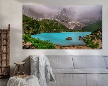 Lago di Sorapis in de Dolomieten met mist en wolken