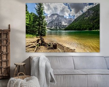 Pragse Wildsee of Lago di Braies in de Dolomieten in het voorjaar