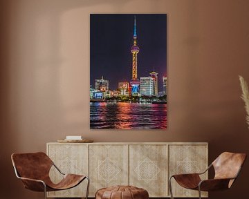 Verlichte televisietoren aan de Bund in de nacht van Shanghai van Marc Venema