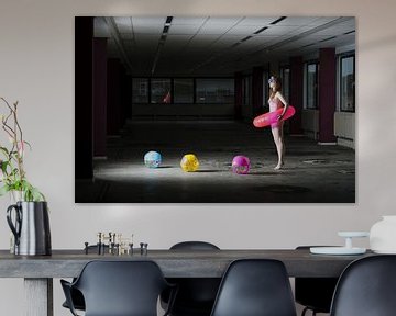 Zwemmend in verlaten gebouw van Stella Ammerlaan