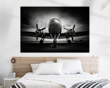 Een oud vintage vliegtuig in zwart wit als foto voor aan de muur van Digitale Schilderijen