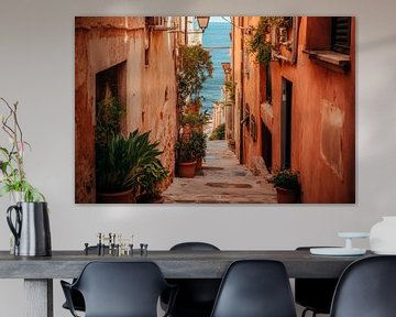 Straatje naar de zee van Poster Art Shop