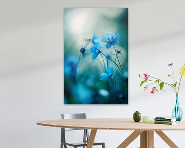 Blauwe bloemenpracht van Poster Art Shop