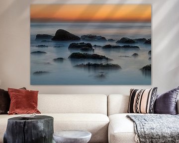 Pierres dans la mer au coucher du soleil sur Richard Van Setten