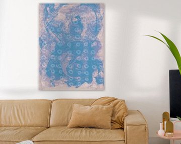 Abstracte wabi-sabi organische vormen in azuurblauw en lila. van Dina Dankers