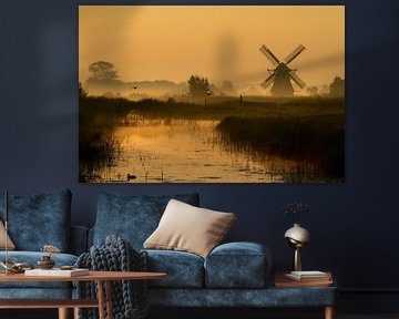 Nederlands poldermolen in het gouden licht van de vroege ochtend van Mark Scheper