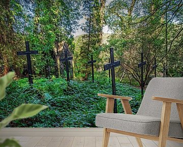 Zwarte kruizen in het bos