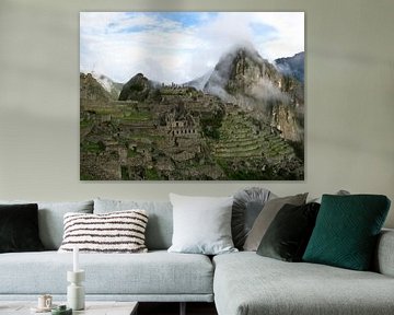 Machu Picchu in de wolken van Bart Muller