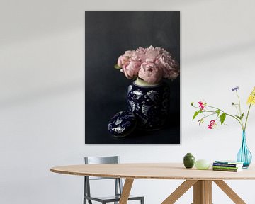 Roze pioenrozen in een blauw vaas