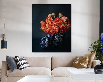 Rode tulpen in een blauwe vaas