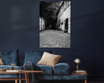 Idyllisch straatje in Český Krumlov zwart/wit van Nicolette Suijkerbuijk