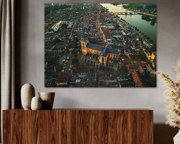Kampen oude stad aan de IJssel tijdens een zomerse zonsondergang