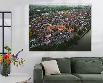 Kampen oude stad aan de IJssel tijdens een zomerse zonsondergang