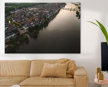 Kampen oude stad aan de IJssel tijdens een zomerse zonsondergang