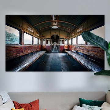 Verloren plaats trein met zonnestralen