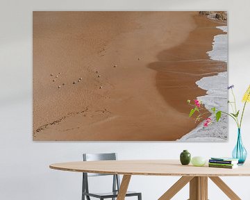 Algarve strand met meeuwen en golven van Renate Smit Photography