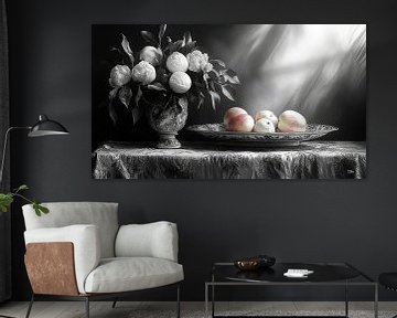 zwart wit stilleven van bloemen en fruit in een extreem dramatisch licht van Gelissen Artworks