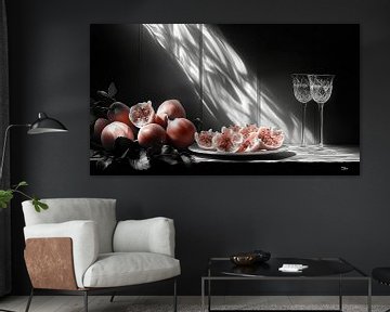 zwart wit stilleven van bloemen en fruit in een extreem dramatisch licht van Gelissen Artworks