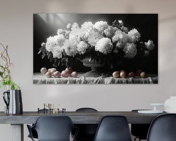 zwart wit stilleven van bloemen en fruit in een extreem dramatisch licht van Gelissen Artworks